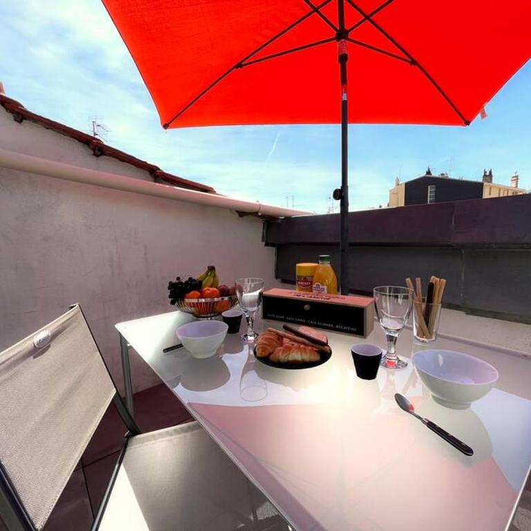 Charme urbain sous les toits-Terrasse/Clim/Parking - Appartement 2 Chambres - 3