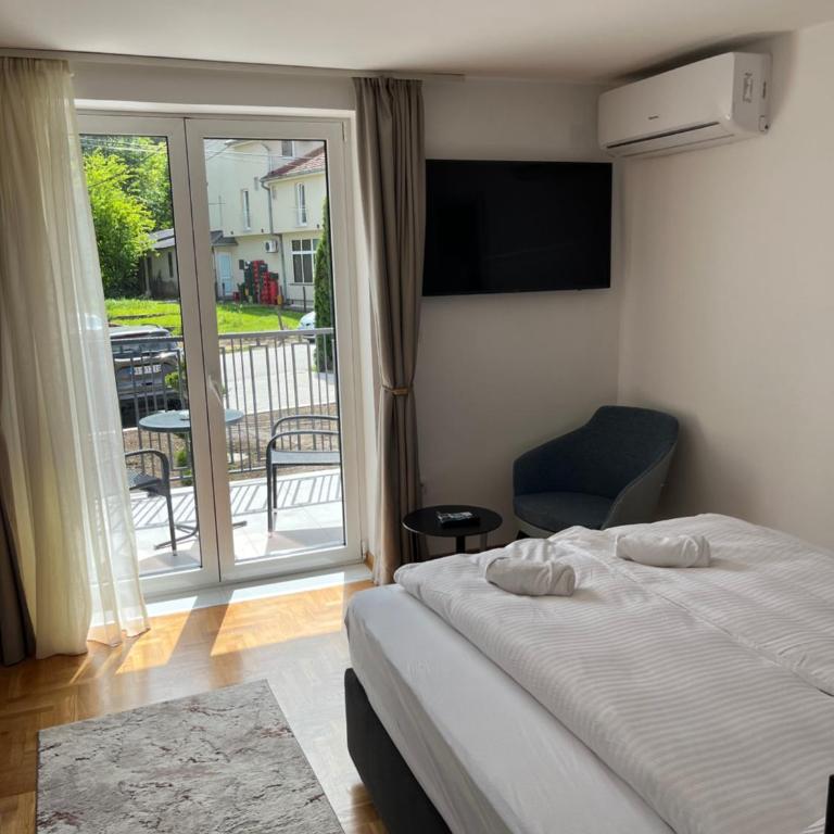 Vila Simfonija with Free parking - Deluks Dvokrevetna Soba sa Bračnim Krevetom i Balkonom - 9