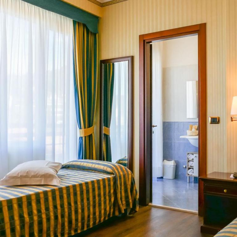 Hotel Benaco Garda ***S - Camera Tripla con Balcone e Vista Lago Parziale - 4