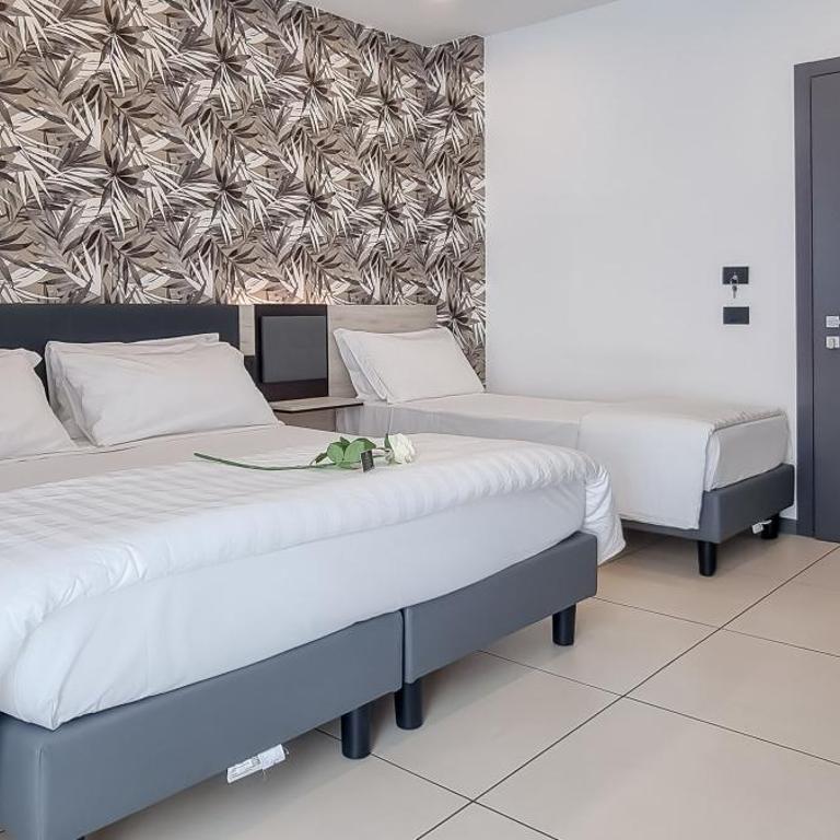 Hotel Benaco Garda ***S - Superior Triple Room with Terrace and Kitchen Use - 8