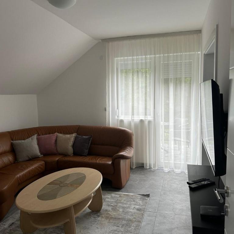 Apartment Holiday - Apartman sa 2 Spavaće Sobe i Balkonom - 18