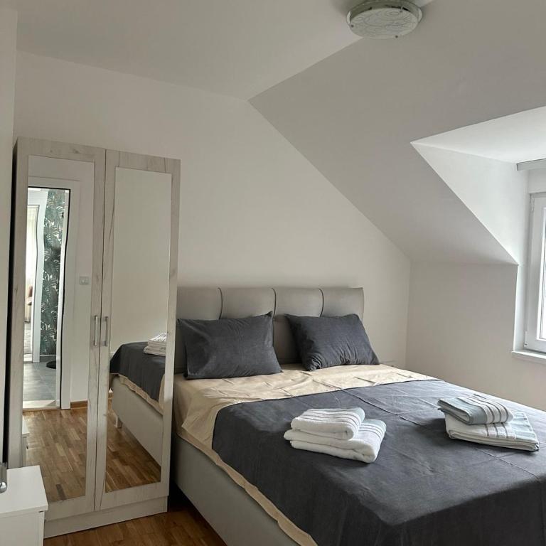 Apartment Holiday - Apartman sa 2 Spavaće Sobe i Balkonom - 25