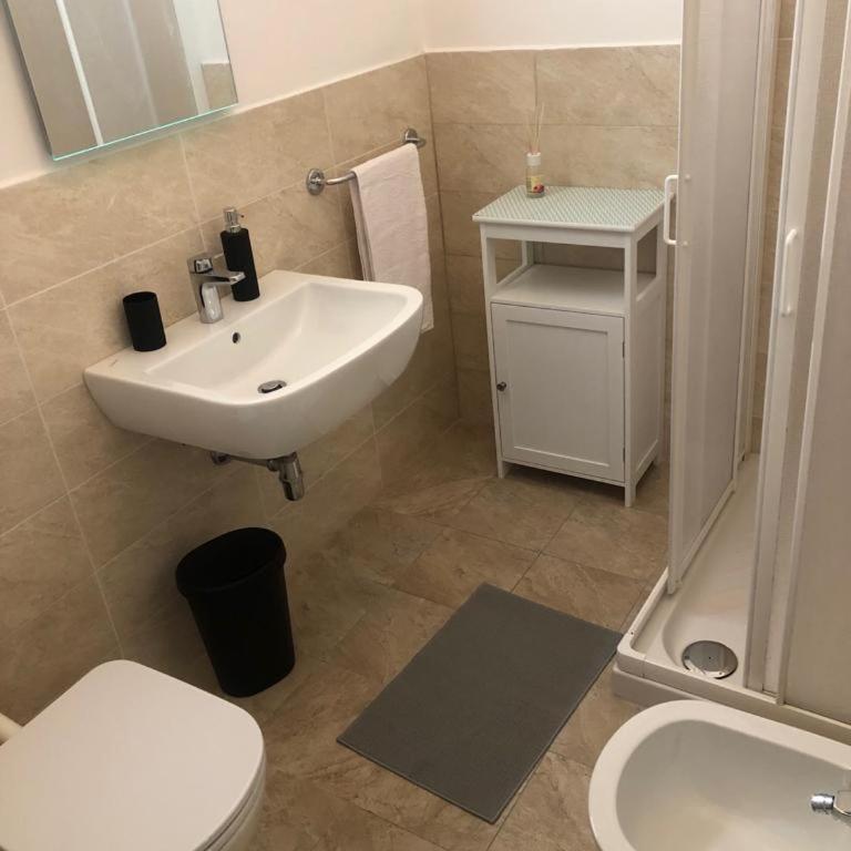 Affittacamere A casa di Serena - Camera Matrimoniale/Doppia con Letti Singoli con Bagno - 2