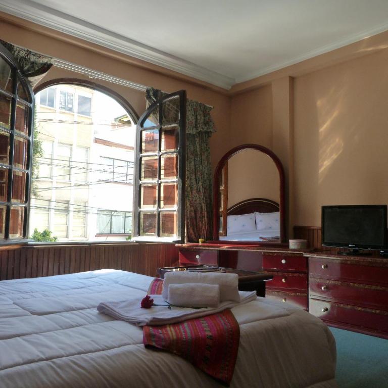 Piacere Hotel - Family Room with Shared Bathroom - 1