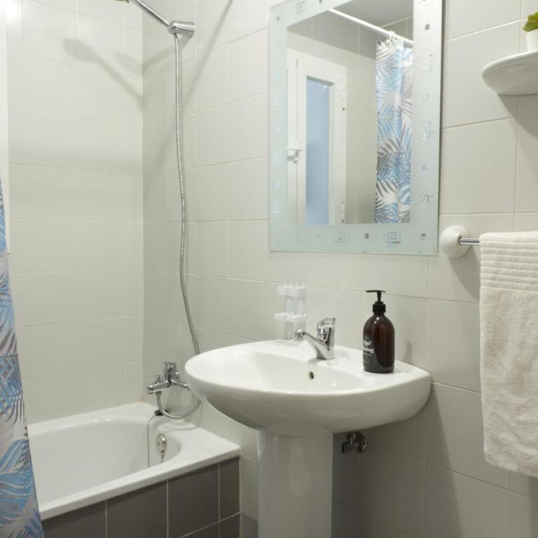 La Bodega del Mar - Luminoso y céntrico apto con piscina en verano y parking - Apartamento Superior con 3 dormitorios - 64