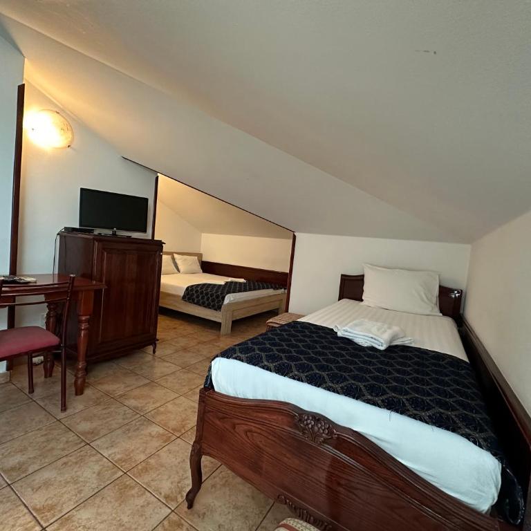 Beatrix Lux Hotel - Porodična Soba sa Sopstvenim Kupatilom - 1