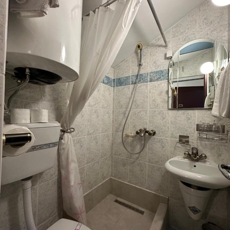 Beatrix Lux Hotel - Porodična Soba sa Sopstvenim Kupatilom - 4