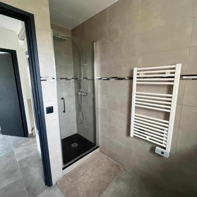 Villa LEOVI Superbe logement 3 pieces - 7 personnes, à 100m plage la Faviere - Apartment - Split Level - 12