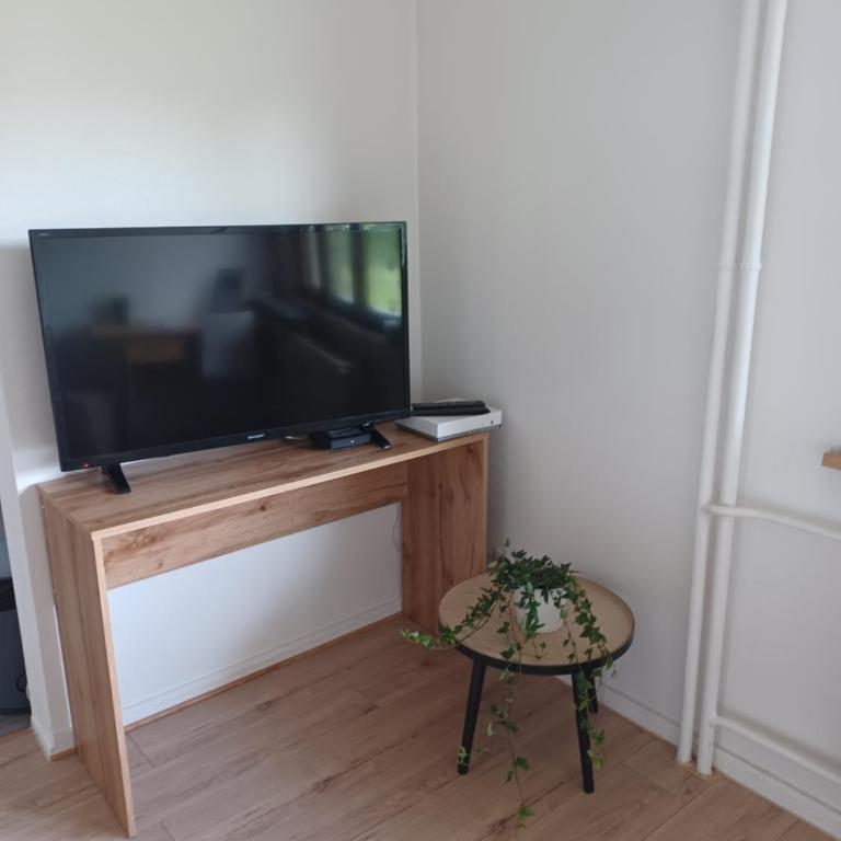 Studio RDC calme avec parking fermé près autoroute et tram C - One-Bedroom Apartment - 5