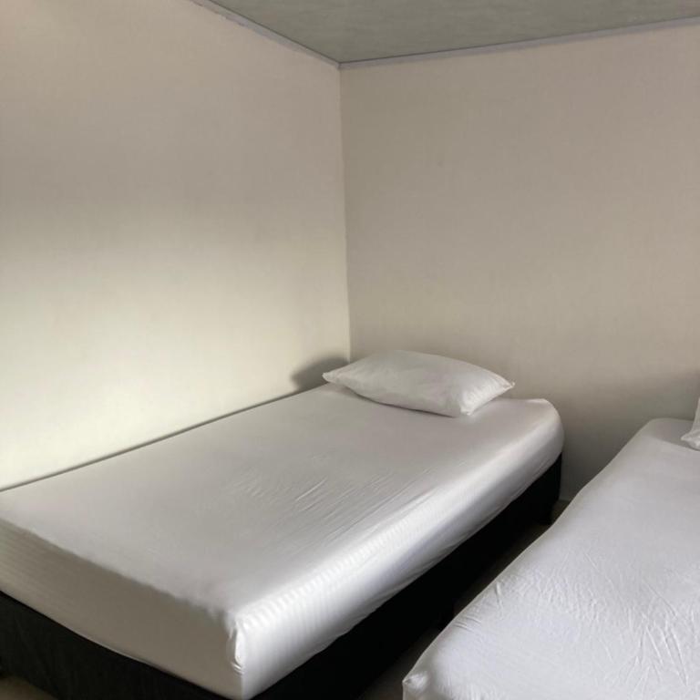 Hotel Mallorca Estadio, Medellin - Family Room with Private Bathroom - 6
