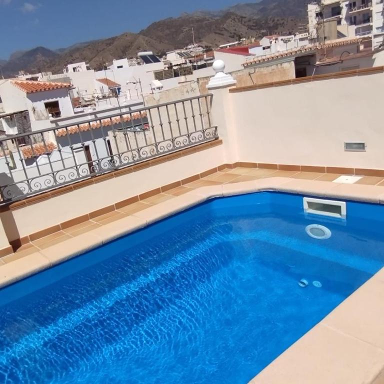 Ático con piscina privada en el corazón de Nerja! - Casa - 1