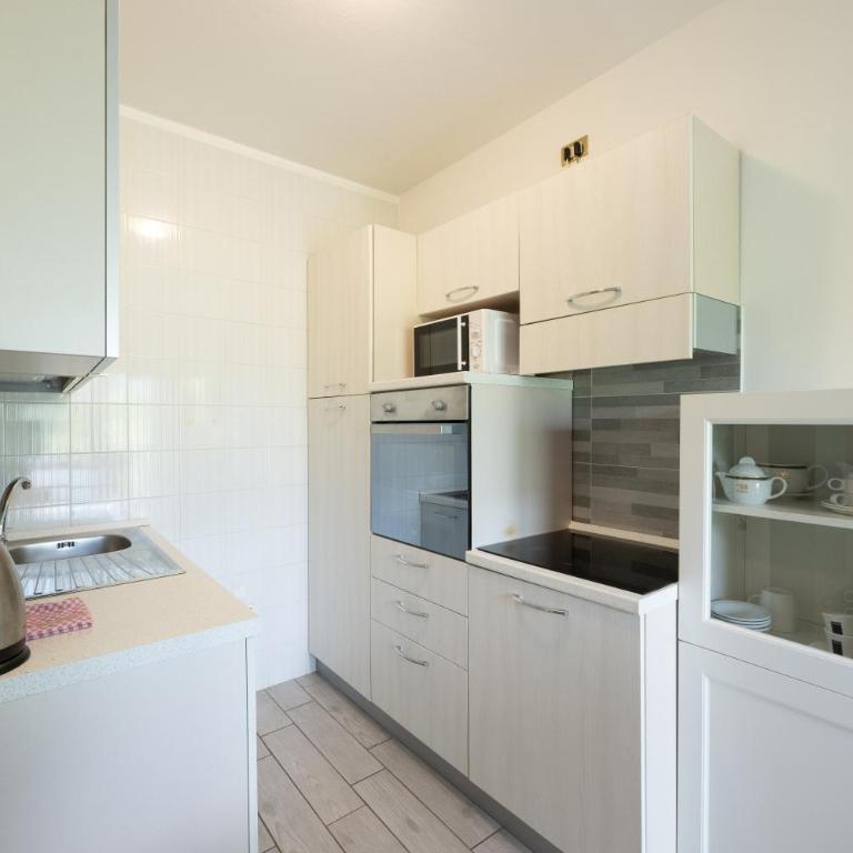 Holiday Apartments Bellariva - Two-Bedroom Apartment with Balcony and Lateral Lake View - 8