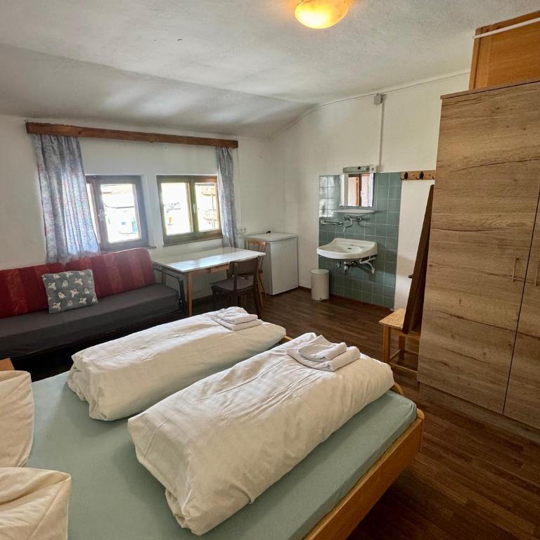 SKILL Mountain Lodge - Ski und Bike Hostel im Sommer mit JOKER CARD - Standard Doppelzimmer mit Gemeinschaftsbad - 24