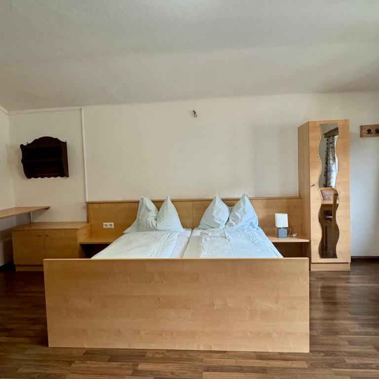 SKILL Mountain Lodge - Ski und Bike Hostel im Sommer mit JOKER CARD - Standard Doppelzimmer mit Gemeinschaftsbad - 22