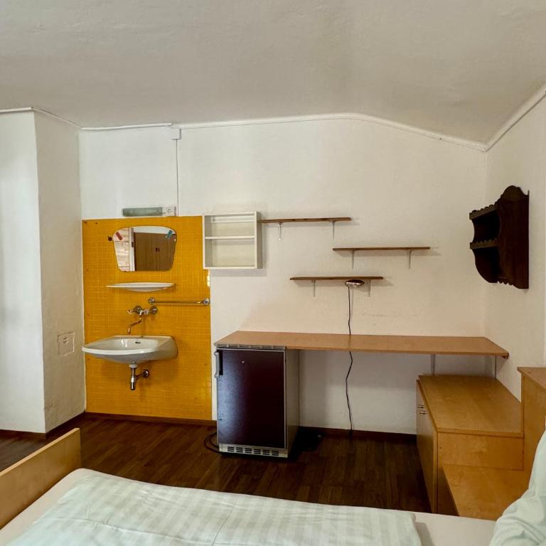 SKILL Mountain Lodge - Ski und Bike Hostel im Sommer mit JOKER CARD - Standard Doppelzimmer mit Gemeinschaftsbad - 3