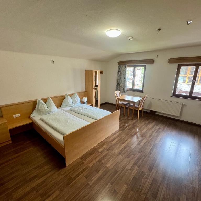 SKILL Mountain Lodge - Ski und Bike Hostel im Sommer mit JOKER CARD - Standard Doppelzimmer mit Gemeinschaftsbad - 20