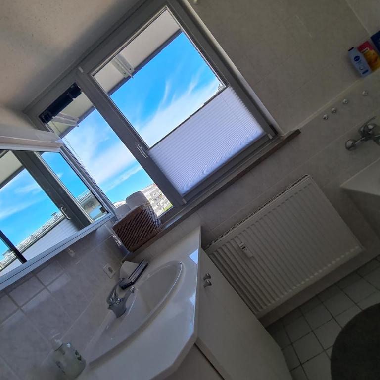 Rooftop Penthouse & Parking - up to 5 Pers - fast transit to Fair & Center - One-Bedroom Apartment - 13