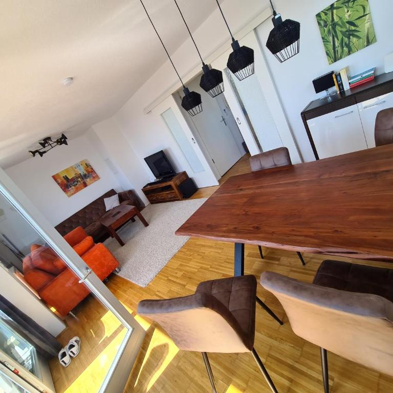 Rooftop Penthouse & Parking - up to 5 Pers - fast transit to Fair & Center - One-Bedroom Apartment - 10