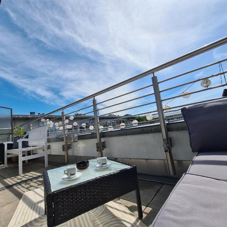 Rooftop Penthouse & Parking - up to 5 Pers - fast transit to Fair & Center - One-Bedroom Apartment - 5