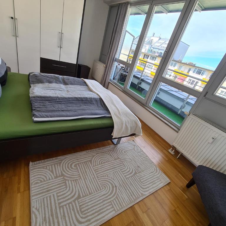 Rooftop Penthouse & Parking - up to 5 Pers - fast transit to Fair & Center - One-Bedroom Apartment - 14