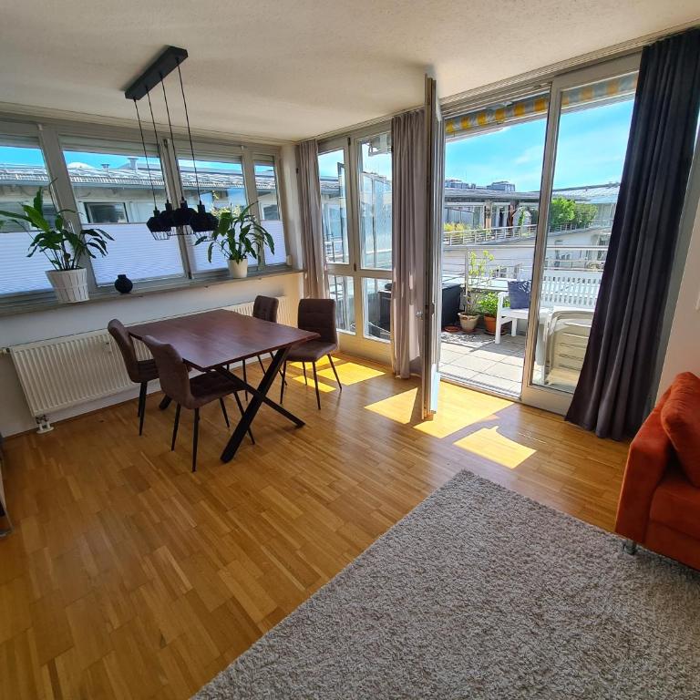 Rooftop Penthouse & Parking - up to 5 Pers - fast transit to Fair & Center - One-Bedroom Apartment - 6