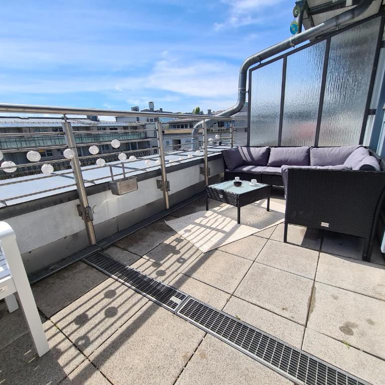 Rooftop Penthouse & Parking - up to 5 Pers - fast transit to Fair & Center - One-Bedroom Apartment - 16