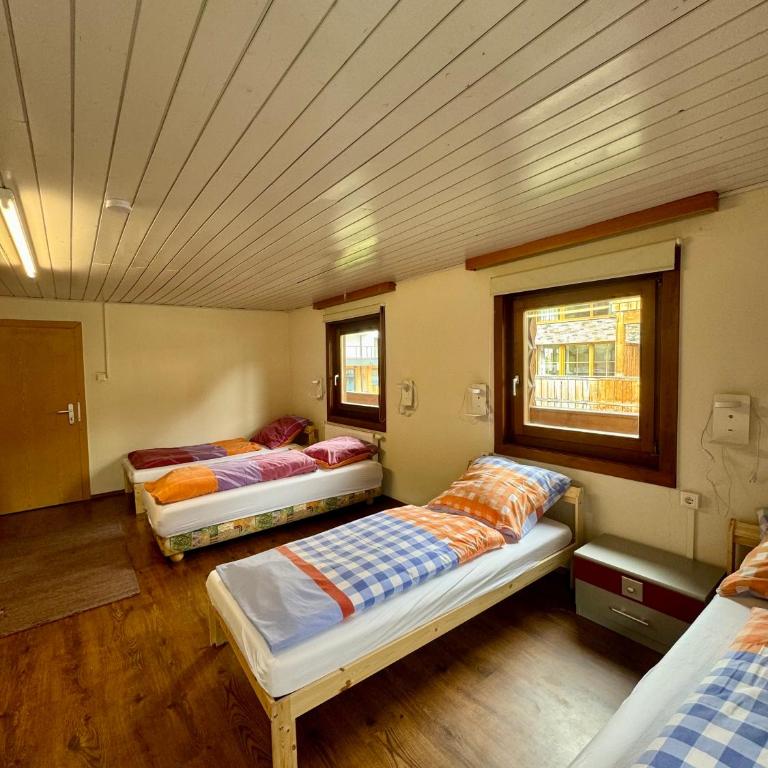 SKILL Mountain Lodge - Ski und Bike Hostel im Sommer mit JOKER CARD - Economy Vierbettzimmer mit Gemeinschaftsbad - 14