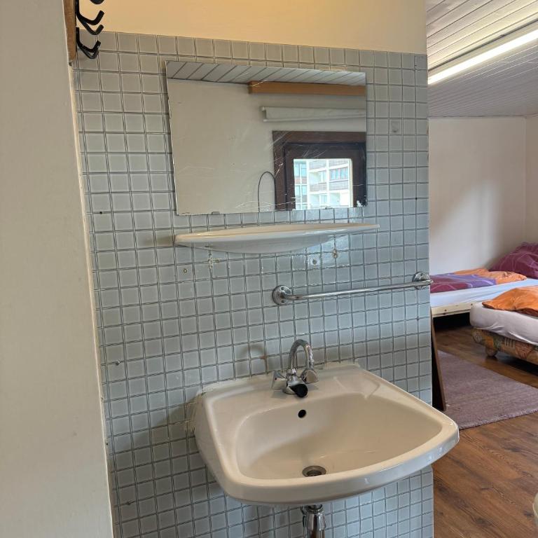 SKILL Mountain Lodge - Ski und Bike Hostel im Sommer mit JOKER CARD - Economy Vierbettzimmer mit Gemeinschaftsbad - 17