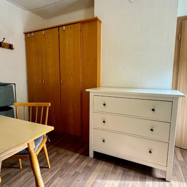 SKILL Mountain Lodge - Ski und Bike Hostel im Sommer mit JOKER CARD - Standard Zweibettzimmer mit Gemeinschaftsbad - 10
