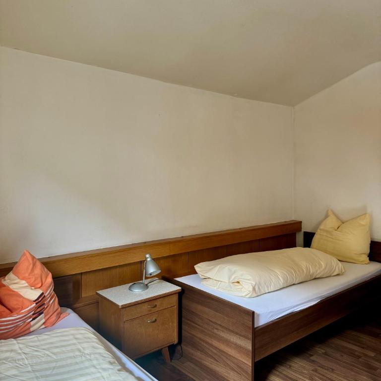 SKILL Mountain Lodge - Ski und Bike Hostel im Sommer mit JOKER CARD - Standard Zweibettzimmer mit Gemeinschaftsbad - 18