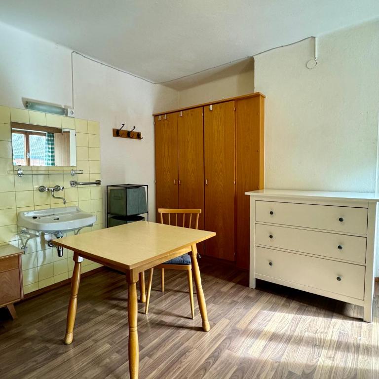 SKILL Mountain Lodge - Ski und Bike Hostel im Sommer mit JOKER CARD - Standard Zweibettzimmer mit Gemeinschaftsbad - 21