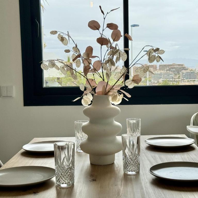 ICONIC by United Renters - Three-Bedroom Apartment with Sea View - 17