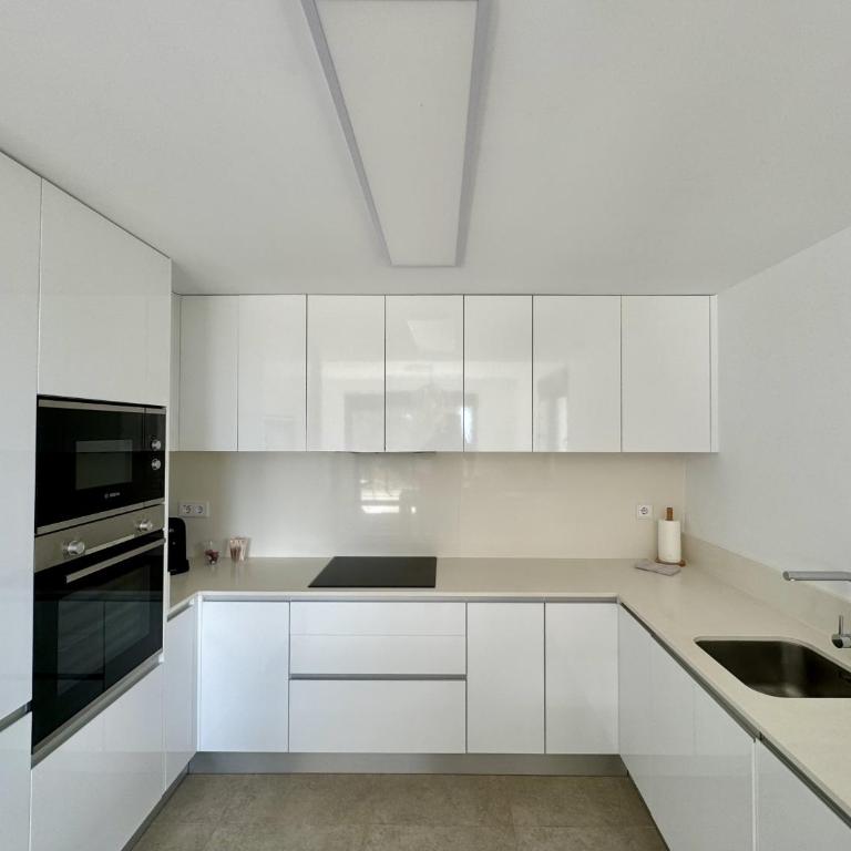 ICONIC by United Renters - Three-Bedroom Apartment with Sea View - 22