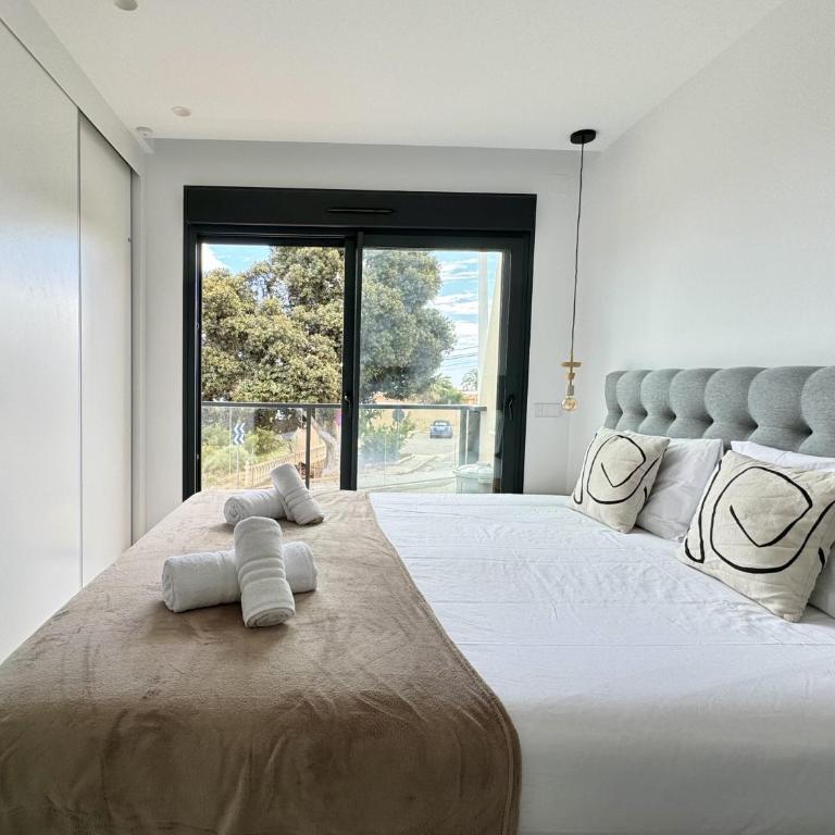 ICONIC by United Renters - Three-Bedroom Apartment with Sea View - 35