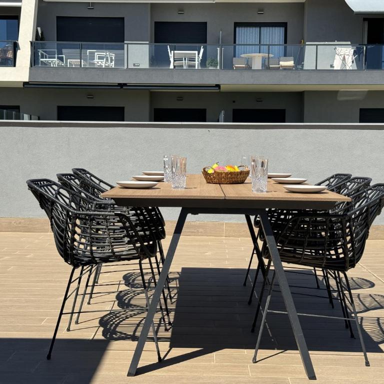 ICONIC by United Renters - Three-Bedroom Apartment with Sea View - 64