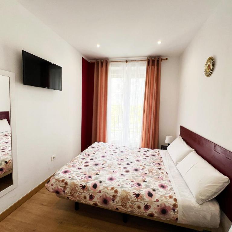 Hostal Abaaly - Habitación Doble Exterior con balcón y baño compartido - 8