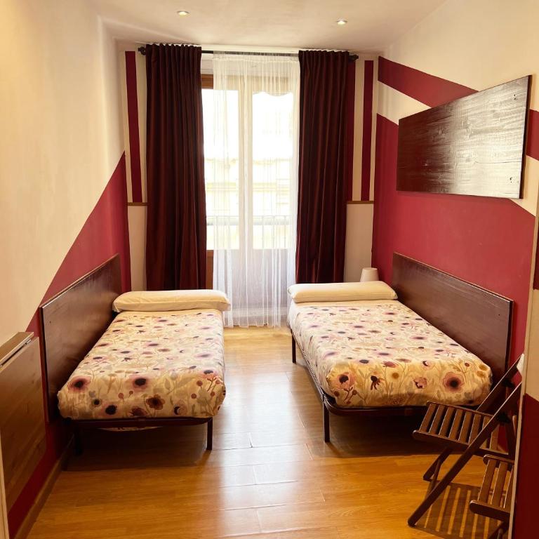 Hostal Abaaly - Habitación Doble y baño compartido - 2 camas + cama supletoria - 3