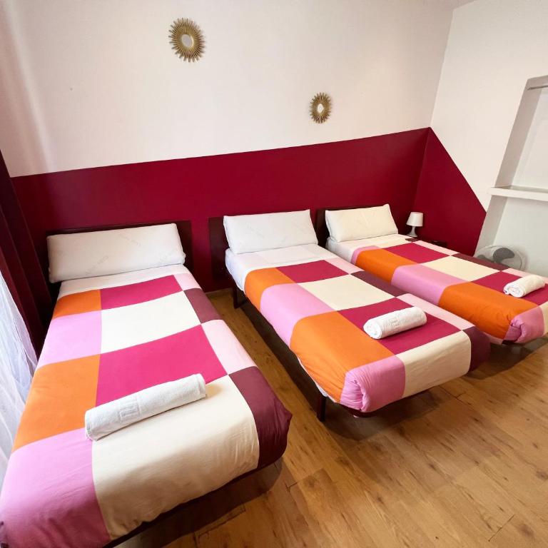 Hostal La Casa de La Plaza - Triple Room with Shared Bathroom - 3
