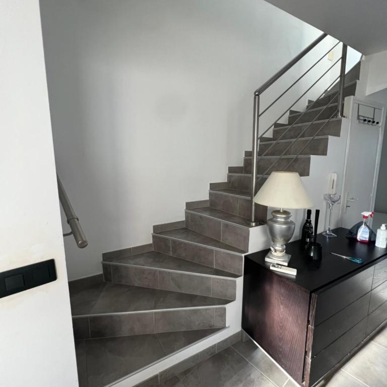 Villa LEOVI Superbe logement 3 pieces - 7 personnes, à 100m plage la Faviere - Apartment - Split Level - 9