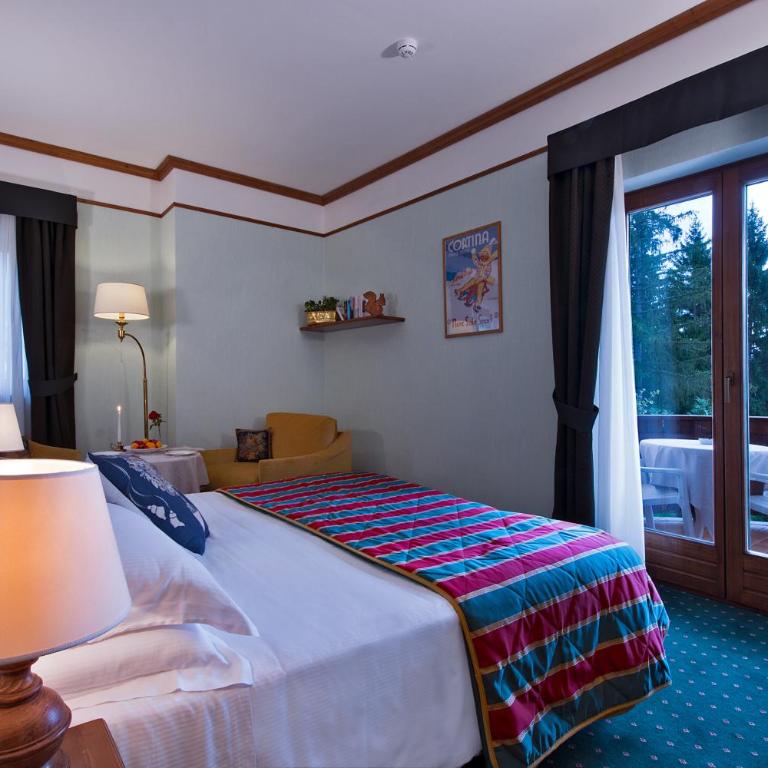 Boutique Hotel Villa Blu Cortina D'Ampezzo - Camera Matrimoniale con Balcone e Vista Montagna - 6