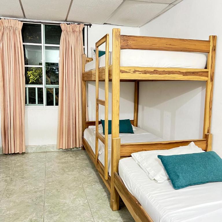 Hotel Coco Beach Santa Marta - Family Room with Private Bathroom - 3