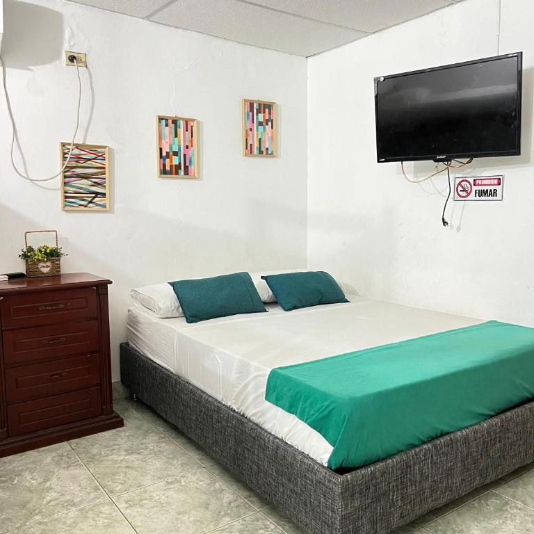 Hotel Coco Beach Santa Marta - Family Room with Private Bathroom - 2
