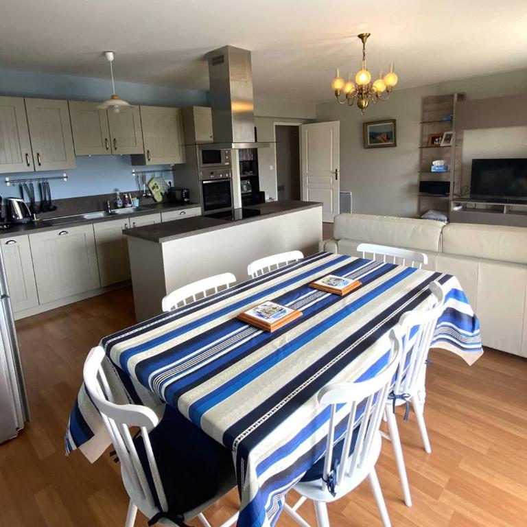 Appartement au calme avec WIFI, balcon, parking au centre de Perros-Guirec, à 500m des commerces - FR-1-368-420 - Apartment - 1