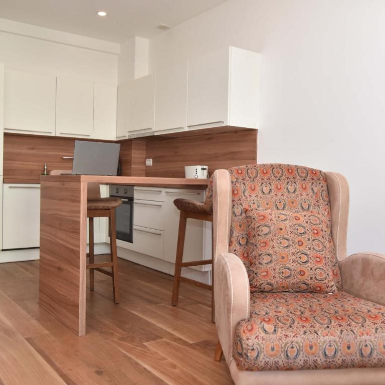 New Chill and Go Apartments - Apartment with Mountain View - 10