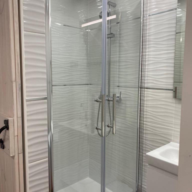 La Manga km 0, pisos estudios - planta baja - 100m de la playa - studio flats - ground floor - 100m from the beach, cada con bicis & tabla SUP, piscina & pádel & tenis & más - each with bikes & SUP board, pool & paddle & tennis & more - Estudio - 68