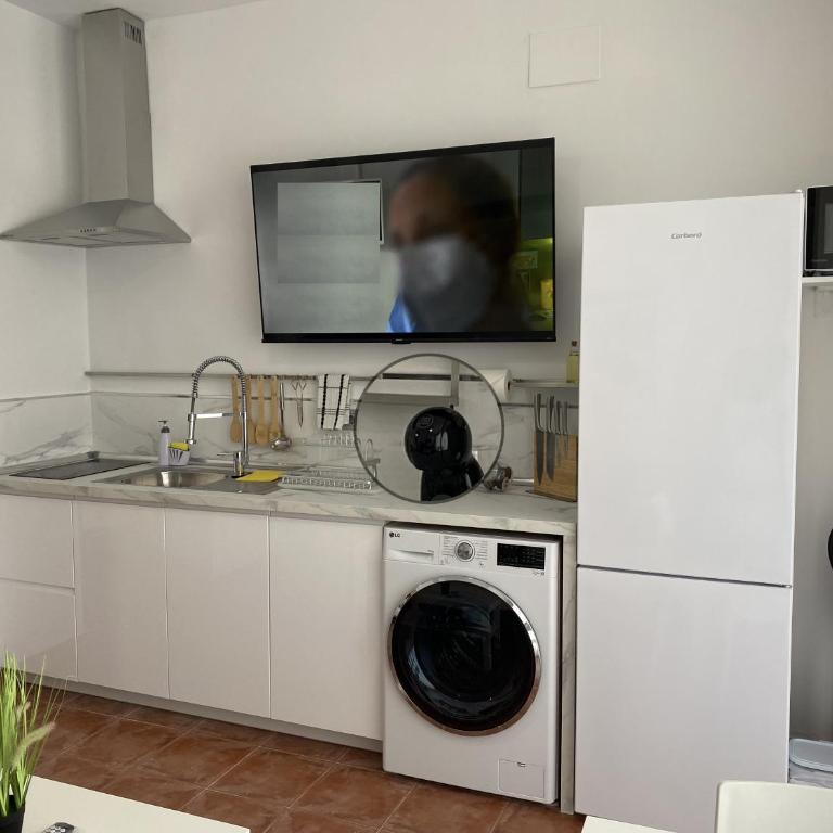 La Manga km 0, pisos estudios - planta baja - 100m de la playa - studio flats - ground floor - 100m from the beach, cada con bicis & tabla SUP, piscina & pádel & tenis & más - each with bikes & SUP board, pool & paddle & tennis & more - Estudio - 72