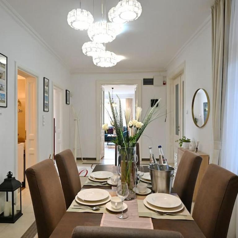Luxury Urban Oasis City Center - Two-Bedroom Apartment - 32