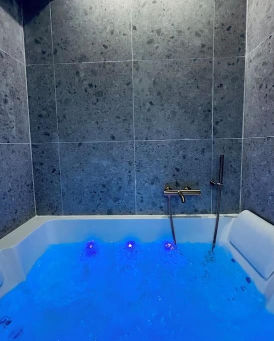 Hôtel Metz mon amour, un séjour à 200m de la cathédrale ! Classé 3 étoiles ! - Appartement 1 Chambre - 6