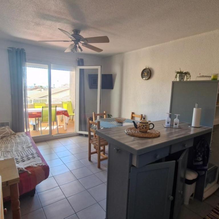CLOS ST CYPRIEN Superbe T2 proche plage et port - terrasse - Piscine - parking - One-Bedroom Apartment - 3
