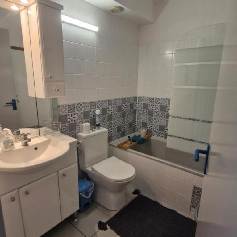CLOS ST CYPRIEN Superbe T2 proche plage et port - terrasse - Piscine - parking - One-Bedroom Apartment - 14